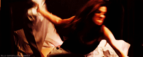 sandra-bullock-ryan-reynolds-pillow-fight-in-the-proposal